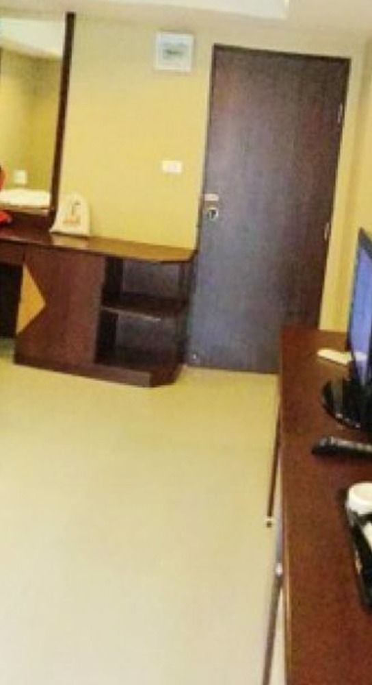 Grannylla Charoenkrung Aparthotel Bangkok Exteriör bild